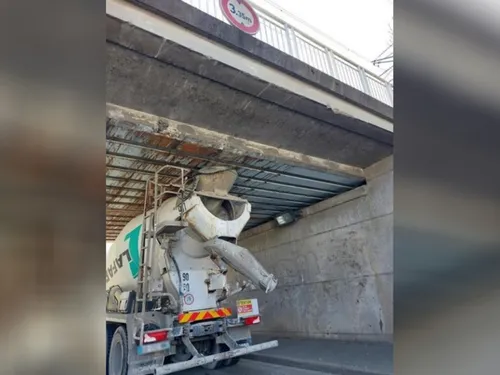 Un chauffeur coince son véhicule sous un pont à Poissy et paralyse...