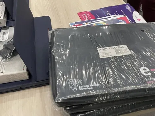 Un « cartable numérique » distribué à des collégiens de...
