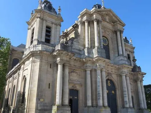 Dans les Yvelines, les obsèques de Philippine ont lieu cet après-midi