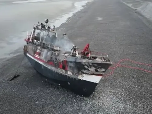 Un chalutier qui a pris feu s'est échoué sur une plage samarienne