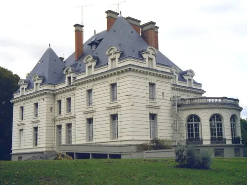 Dans le sud de la Seine-et-Marne, la ville de Paris met en vente un...