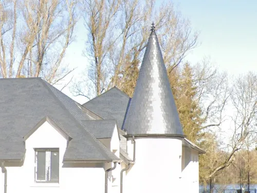 Tarzan Jovanovic devra-t-il raser son château de Fouquenies ? 