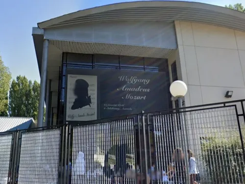 Le directeur du collège Mozart à Athis-Mons porte plainte pour...