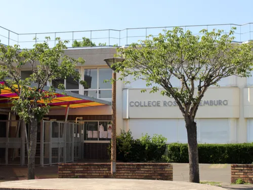 Les parents d'élèves du collège Rosa Luxembourg à Lisses...