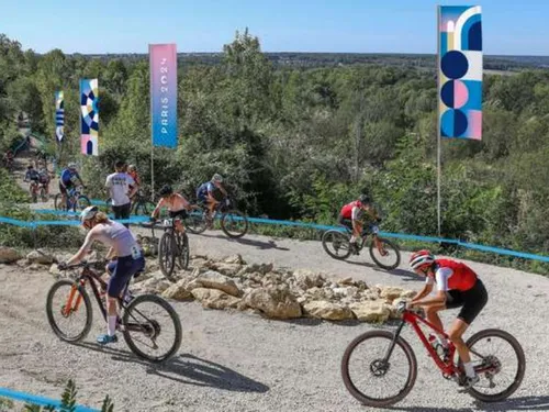 Du beau monde pour tester le futur parc vélo d'Élancourt