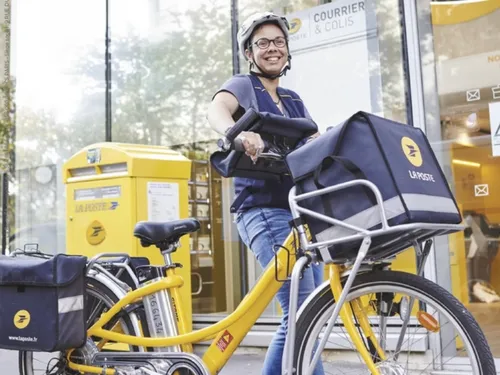 Courrier et colis : des centaines de renforts recrutés en...