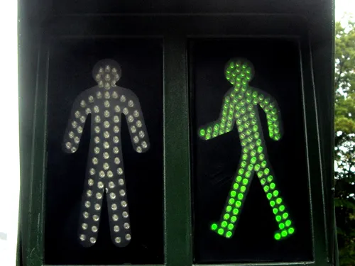 Un feu jaune pour les piétons à Versailles