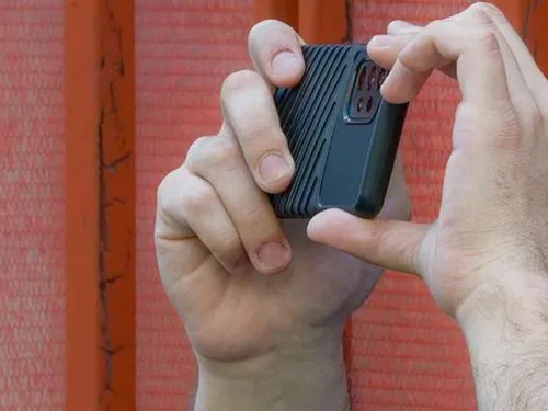 S'arrêter pour filmer une voiture accidentée à Pontault-Combault...