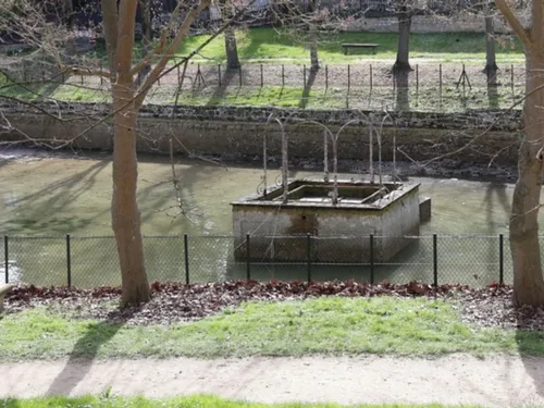 À Carrières-sur-Seine, le bassin de la mairie vidé de son eau......