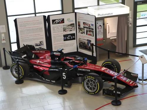 Une voiture de course exposée à Saint-Pierre-du-Perray 