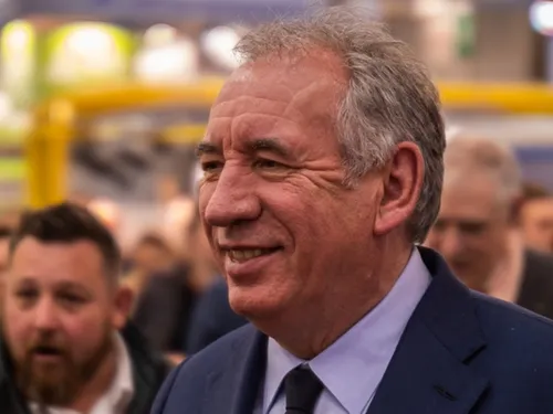 Le nouveau Premier ministre est François Bayrou