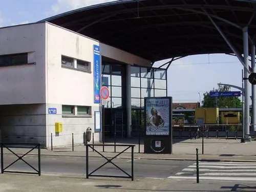 Conflans-Sainte-Honorine : elle lance une bouteille d'alcool sur...
