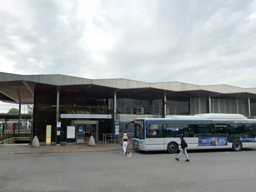 Un ado de 15 ans frappé à coups de marteau en gare...