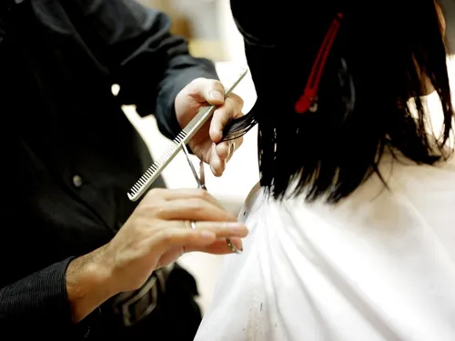 Nogent-sur-Oise : un coiffeur coupe gratuitement les cheveux des...