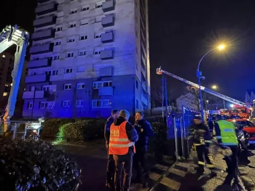 Des dizaines de pompiers interviennent pour maîtriser un feu à Poissy