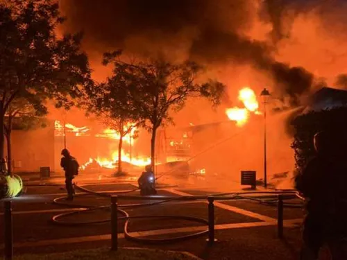 Un centre commercial détruit par un incendie la nuit dernière à...