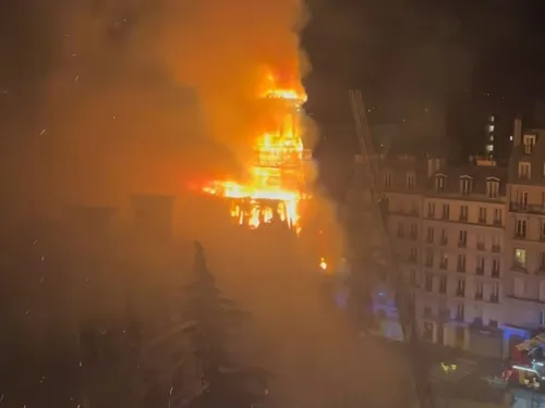 Les pompiers toujours sur place après l'incendie d'une mairie...