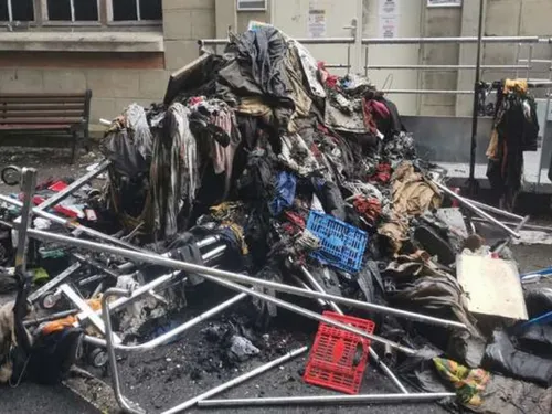 Des milliers de vêtements déposés devant le Décathlon d'Abbeville