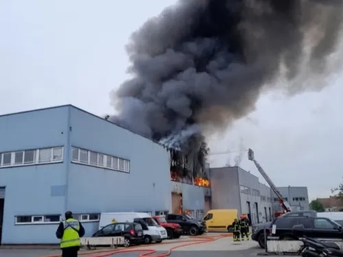 Un impressionnant incendie dans un entrepôt de Pontault-Combault
