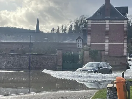 Les pompiers luttent contre la montée des eaux à Blangy-sur-Bresle