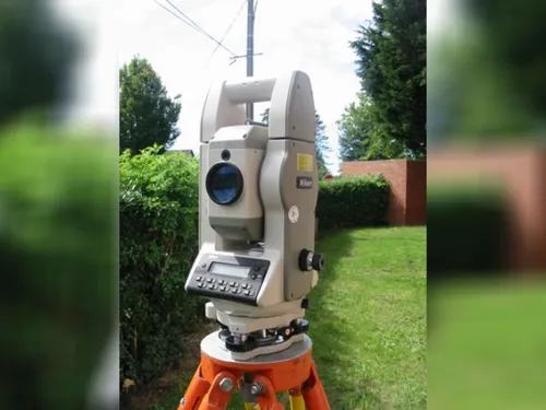 Un géomètre arrive dans Barjouville 