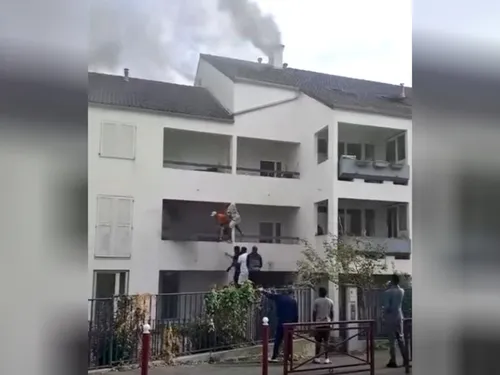 Des jeunes sauvent une femme piégé dans son appartement en feu à...