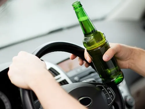 Ivre, il emboutit le portail des gendarmes