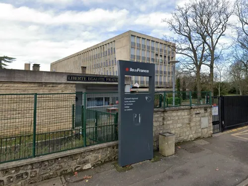 Poissy : un ado voulait rentrer dans un lycée avec des couteaux...