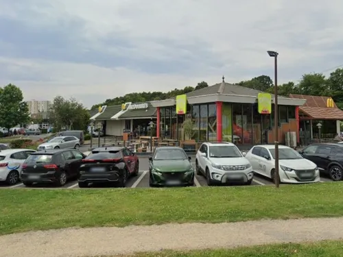 Cinq jeunes interpellés après avoir voulu entrer dans un Mc...