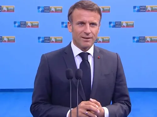 Emmanuel Macron annonce une livraison de missiles longues portée à...