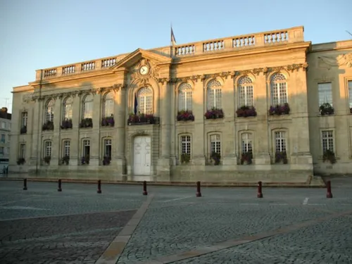 Des barrières en bois autour de l’église St Etienne de Beauvais