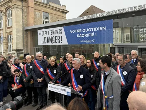 Les élus seine-et-marnais ont manifesté ce matin