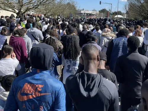 La marche blanche en hommage à Sékou a rassemblé près de 800...