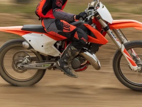 Un jeune majeur a donné du fil à retordre à la police dimanche soir...