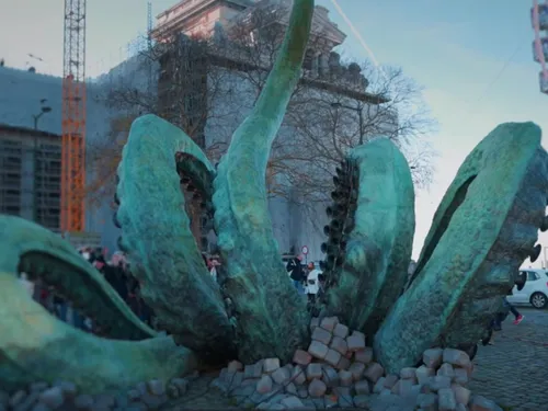 Une sculpture colossale débarque des profondeurs à Amiens