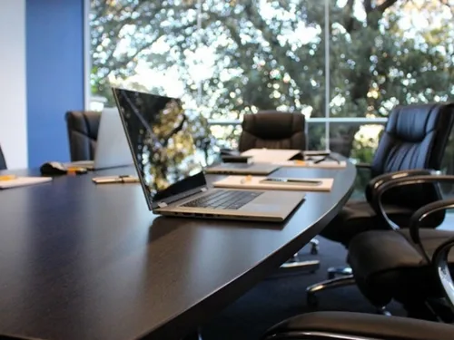 Une part moyenne de salariés dans les administrations publiques en...