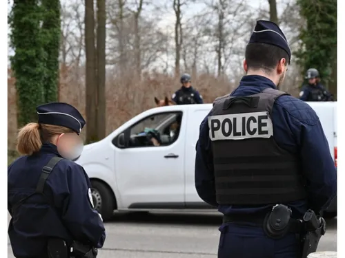 Policiers et gendarmes se serrent les coudes contre les...