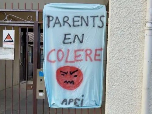 Les parents d'élèves de l'école Pablo Picasso à Champs-sur-Marne...
