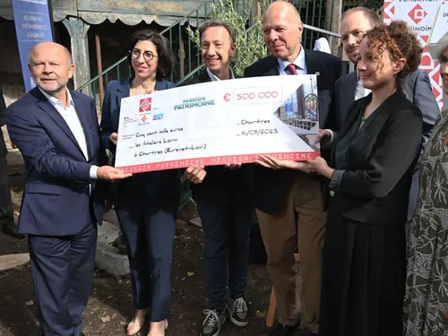 Stéphane Bern a remis un gros chèque pour sauver les Ateliers Lorin...
