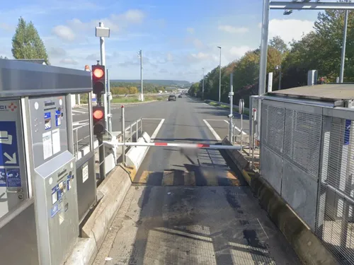 Un automobiliste se tue à la barrière de péage de Longvilliers
