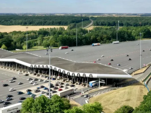 Une voiture percute un camion d'intervention près du péage de...