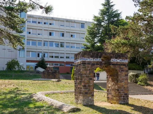 Deux collégiens meurent dans l’incendie d’une maison abandonnée à...