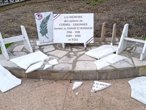 Des plaques commémoratives détruites à Corbeil-Essonnes