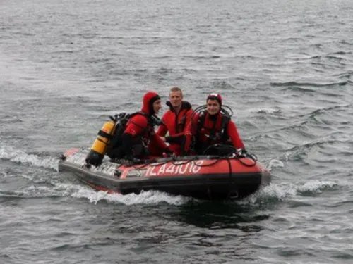 Deux kayakistes repèrent un cadavre flottant sur la Seine à...