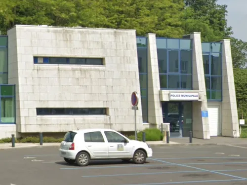 Cinq mineurs interpellés après avoir visé le poste de la police...