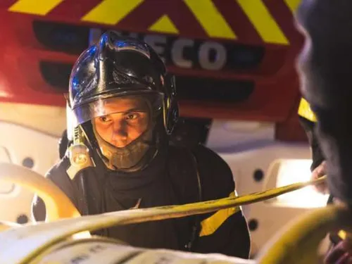 Un impressionnant incendie détruit deux maisons à Mantes-la-Jolie