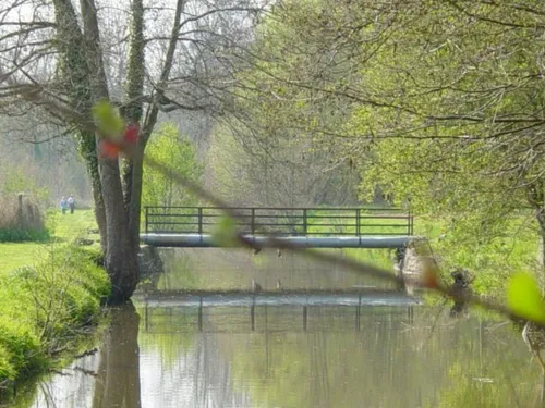 La passerelle d'un pont remplacée à Hanches 