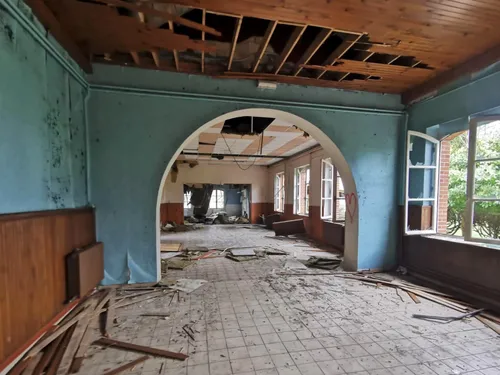 Tags nazis et racistes : un bâtiment militaire abandonné a été...