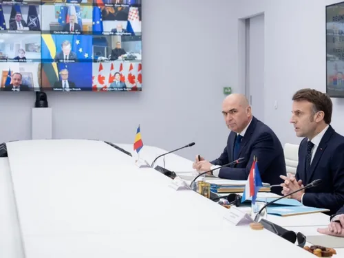 Emmanuel Macron tente de reprendre l'initiative diplomatique sur...