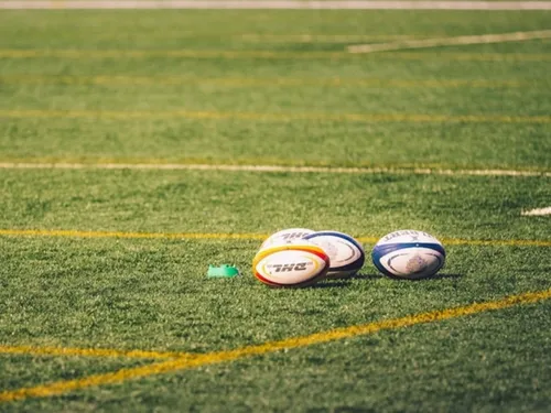 Jeunes des quartiers et des campagnes s'affrontent au rugby à...
